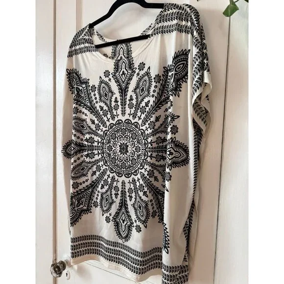 Women’s size 2X extra large, black and white blouse - Picture 2 of 8